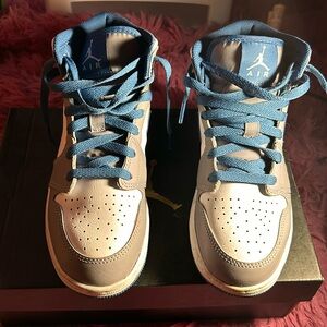 I’m selling “Cement True Blue” Air Jordan 1’s. These shoes consist of 3 colors.